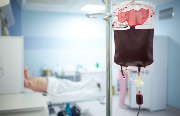 كيس دم في قسم الطوارئ بجانب مريض ممدد على السرير