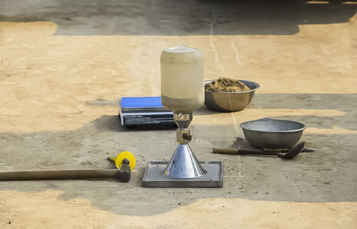 ميزان ومغرفة ومطرقة وجذع مخروطي الشكل على الأرض بجانب بعضهم