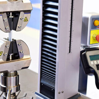 جهاذ هندسي له طرفين يمسكان بقطعة فولاذية