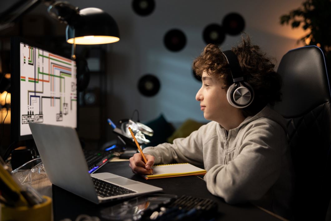 صبي يقوم بالتعلم باستخدام الحاسب
