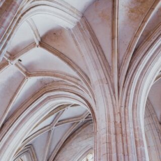 عمود وسقف من الرخام مبنيين على شكل طيّات