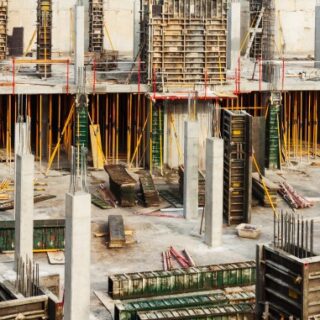 مبنى قيد الإنشاء وتظهر الأعمدة الخرسانية حديثة الصّب