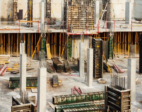 مبنى قيد الإنشاء وتظهر الأعمدة الخرسانية حديثة الصّب