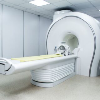 جهاز طبي اسطواني الشكل وفي منتصفه فتحة يمر منها سرير طويل