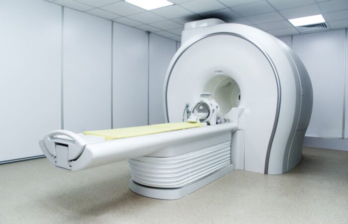 جهاز طبي اسطواني الشكل وفي منتصفه فتحة يمر منها سرير طويل