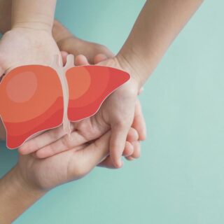 مجموعة من الأيدي التي تحمل رسمة الكبد الملونة باللون الأحمر