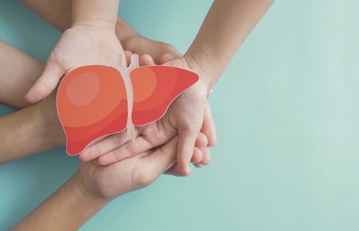 مجموعة من الأيدي التي تحمل رسمة الكبد الملونة باللون الأحمر