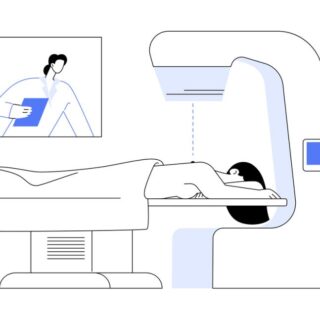 رسم توضيحي لفتاة مستلقية على بطنها على سرير جهاز طبي يقوم بتصويرها من الأعلى
