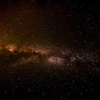 مجموعة ضخمة من النجوم الصغيرة اللامعة المرتصّة بجانب بعضها البعض على شكل غيوم مضيئة