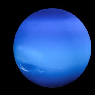 كوكب نبتون على شكل كرة زرقاء كبيرة تطفو في ظلام أسود