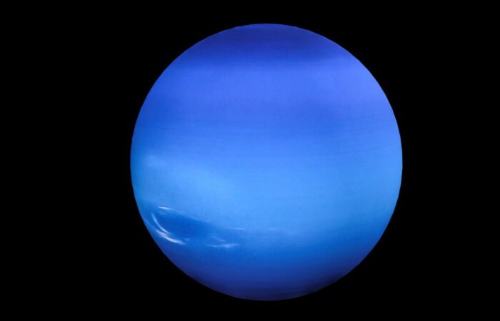 كوكب نبتون على شكل كرة زرقاء كبيرة تطفو في ظلام أسود