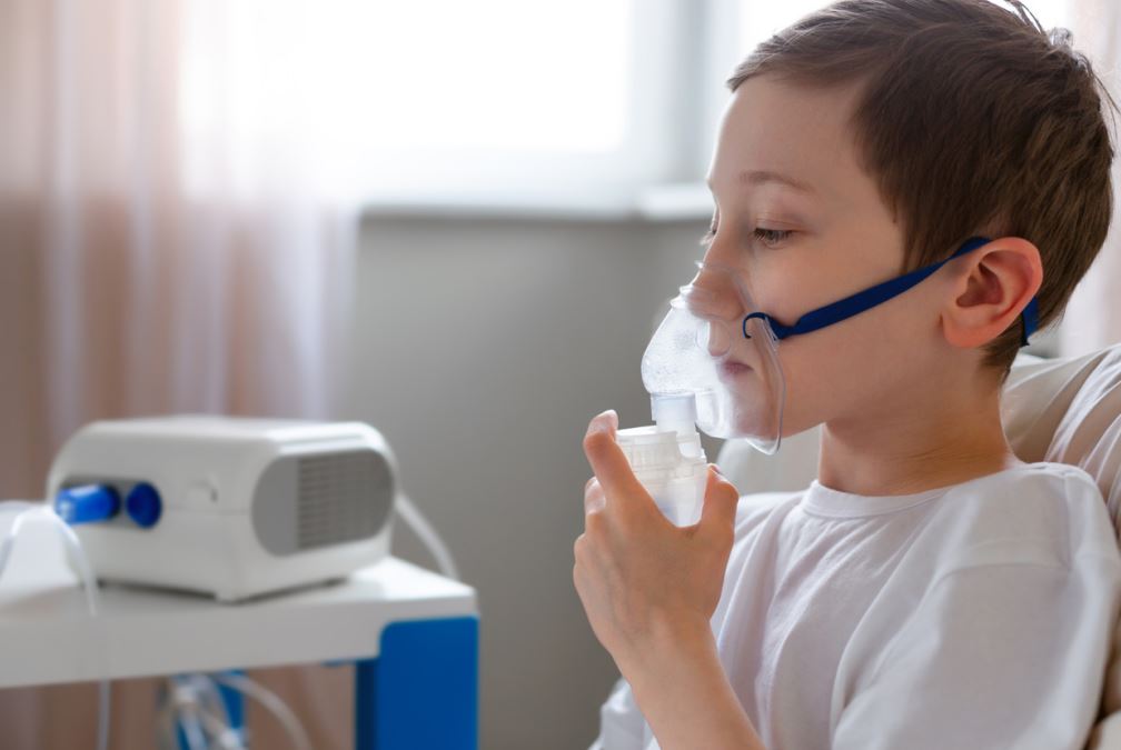 طفل يضع قناع أكسجين على وجهه