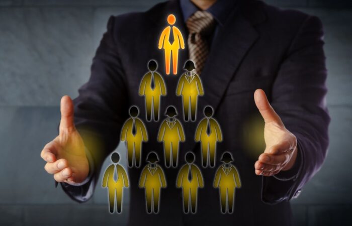 مدير شركة يعمل على إدارة الموظفين