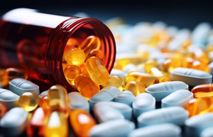 مجموعة من الحبوب البيضاء والشفافة التي تخرج من فوهة علبة حمراء اللون