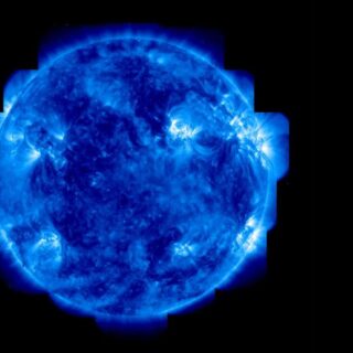 كرة مشعة باللون االبنفسجي أمام خلفية سوداء