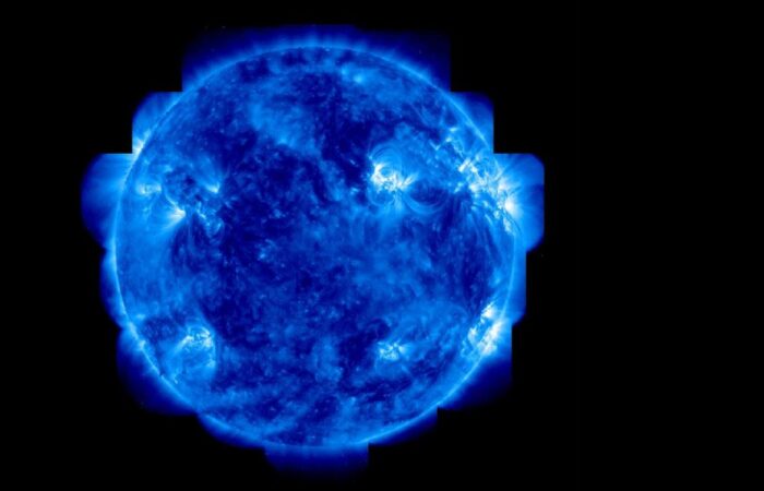 كرة مشعة باللون االبنفسجي أمام خلفية سوداء