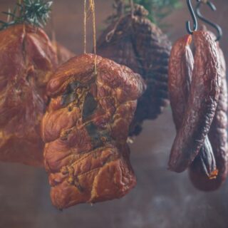 لحوم معلقة بحبل للتجفيف ويوجد حولها دخان أبيض