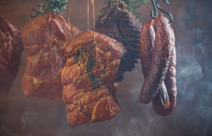 لحوم معلقة بحبل للتجفيف ويوجد حولها دخان أبيض