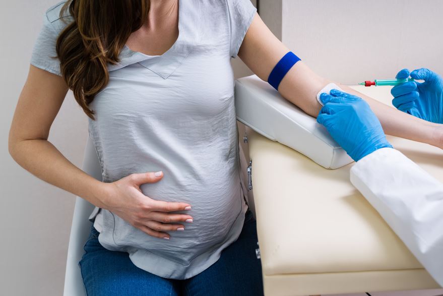 طبيب يقوم بفحص دم امرأة حامل