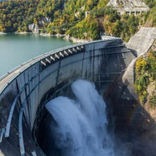 سد مقوس يقوم بتفريغ المياه وخلفه بحيرة ماء كبيرة