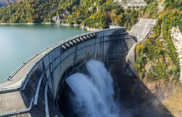 سد مقوس يقوم بتفريغ المياه وخلفه بحيرة ماء كبيرة