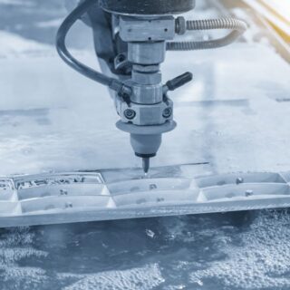 آلة ميكانيكية رأسها مدبب يخرج سائل شفاف من فوهتها ويمر عبر لوح معدني أسفله