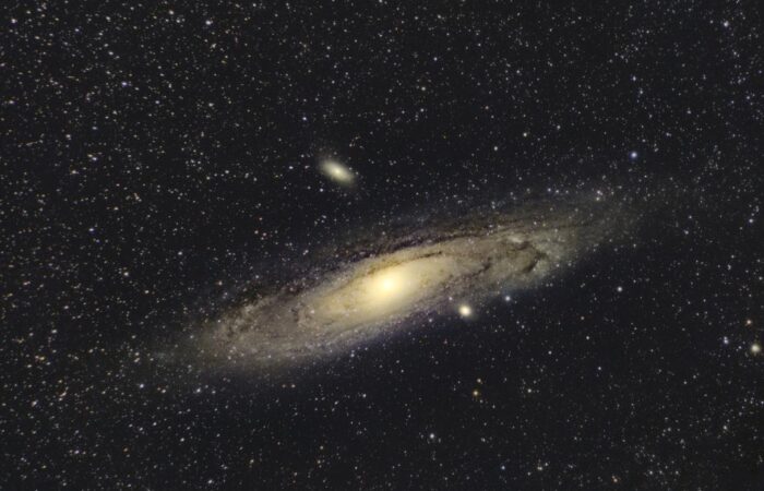 مجرة مضيئة بيضاوية الشكل وسط الفضاء