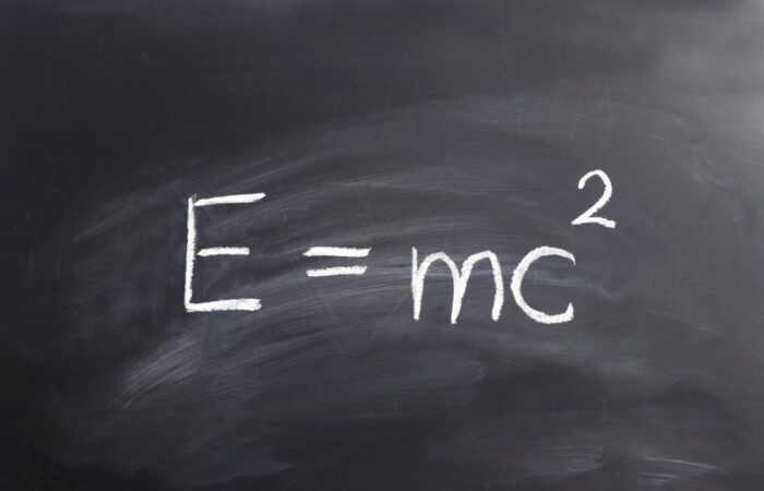 معادلة النظرية النسبية E=mc2