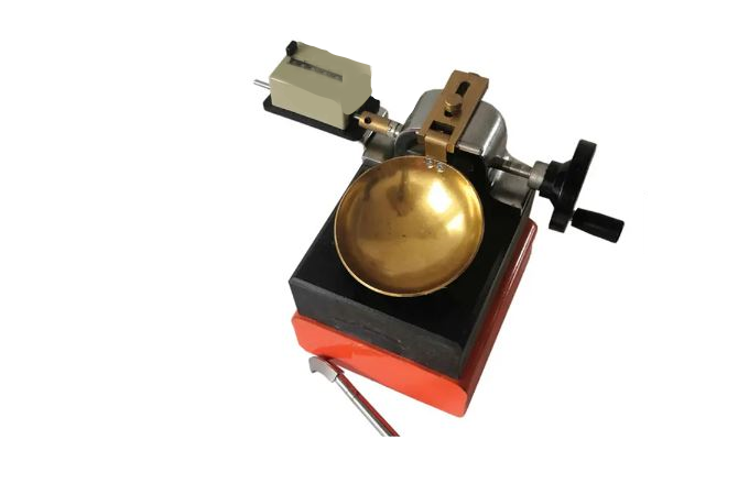 جهاز كاساغراندي على شكل صندوق أسود فوقه زبدية ذهبية اللون مرتبط بها مفتاح دائري الشكل