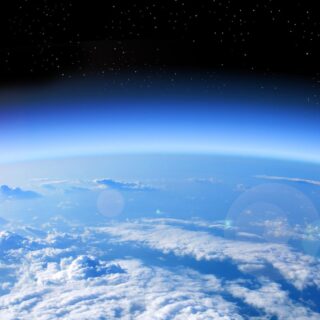 الغلاف الجوي للكرة الأرضية والغيوم التي تغطي سطح الكرة الأرضية
