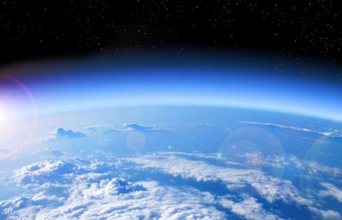 الغلاف الجوي للكرة الأرضية والغيوم التي تغطي سطح الكرة الأرضية
