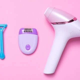 جهاز كهربائي أبيض على شكل حرف ت بالإنكليزية وبجانبه جهاز أخر مربع وشفرة للحلاقة زرقاء اللون