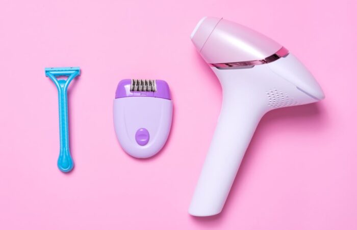 جهاز كهربائي أبيض على شكل حرف ت بالإنكليزية وبجانبه جهاز أخر مربع وشفرة للحلاقة زرقاء اللون