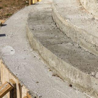 درج خرساني على شكل دائري في قالب الصب