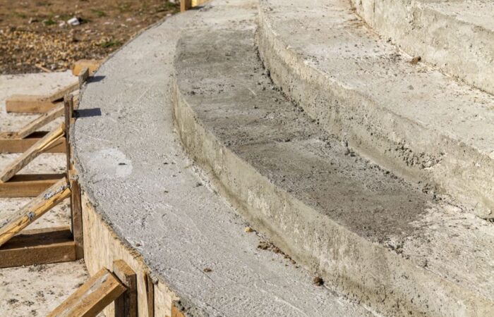 درج خرساني على شكل دائري في قالب الصب