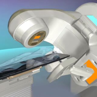 جهاز طبي على شكل سرير طويل ويدور حوله جهاز مثبت عليه ماسح ضوئي