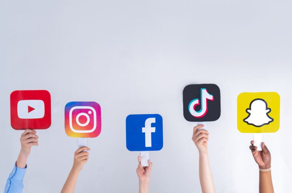 شعار وسائل التواصل الاجتماعي المشهورة