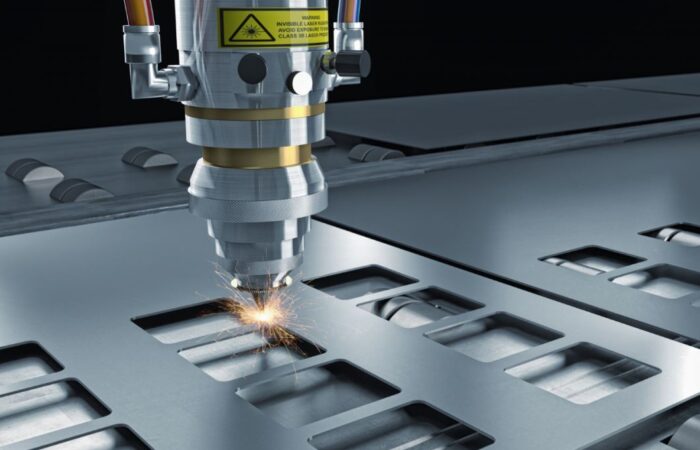 آلة هندسية على شكل مخروط مدبب الرأس يخرج منه شعاع يخترق لوح معدني أسفله