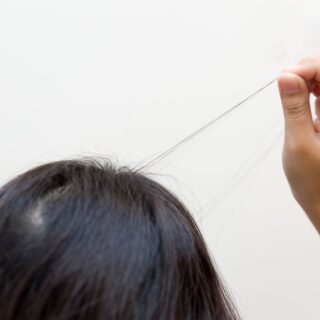 امرأة تقوم بنتف شعر رأسها