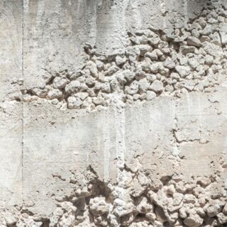 جدار خرساني تظهر فيه تشوهات وحفر مجتمعة مع بعضها