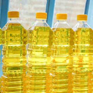 علب بلاستيكية شفافة بداخلها سائل أصفر لامع