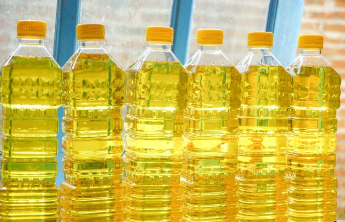 علب بلاستيكية شفافة بداخلها سائل أصفر لامع