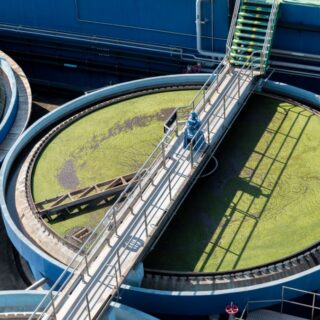 محطة لمعالجة مياه الصرف الصحي على شكل كتل دائرية في وسطها ممر للصيانة