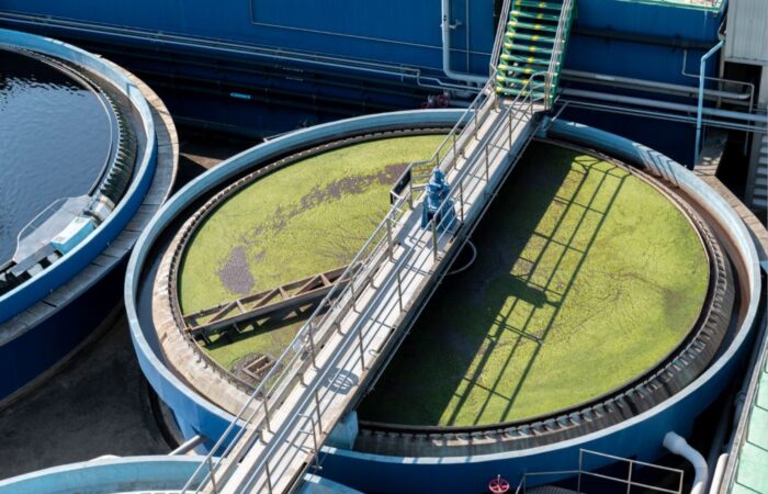 محطة لمعالجة مياه الصرف الصحي على شكل كتل دائرية في وسطها ممر للصيانة