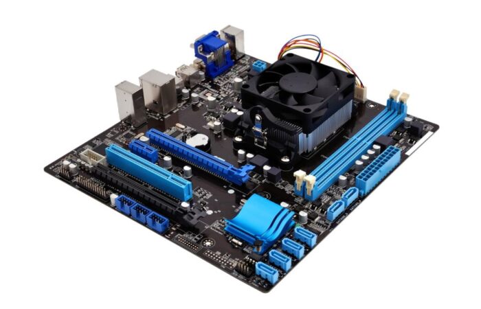 اللوحة الأم في جهاز الكمبيوتر المكتبي على شكل لوحة الكترونية كبيرة فيها مروحة وكابلات صغيرة