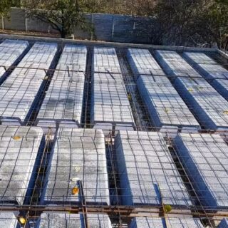 بلاطات خرسانية فوقها شبكة من القضبان المعدنية