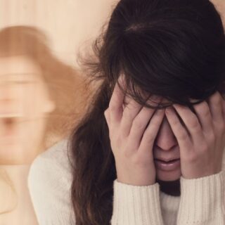 امرأة تضع يديها على وجهها وبجانبها تظهر صورة مكررة لها وهي تصرخ