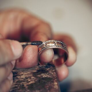 شخص يقوم بالحفر على خاتم للأصبع