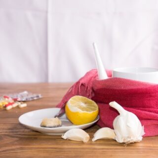 ثوم وليمون حامض على الطاولة وبالمقابل أدوية طبية