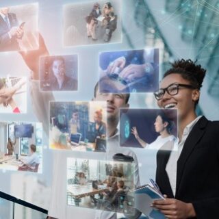 امرأة سمراء ورجل يستخدمان نوافذ شفافة تظهر أمامهما